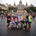 Grupo de amigos antes de la salida de la Maratón de Barcelona.